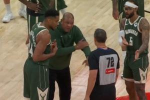 气疯了！字母哥连续被打+被撞没响哨 老里愤怒投诉！