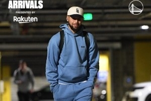 勇士众将入场穿搭：库里全套运动装 库明加依旧街头风