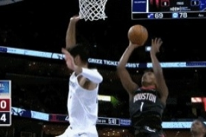 垂直上升！阿门·汤普森反击超长滞空闪过防守上篮打中