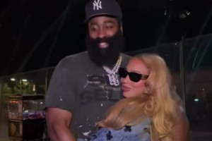 登哥万圣节与女友甜蜜相拥，女友小鸟依人😍