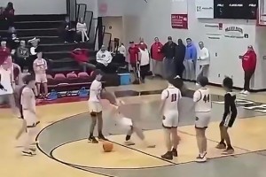 一拳KO！美国校园篮球赛发生冲突，一白人小伙被黑人小伙打昏😨