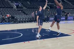 杀手锏🥷莱昂纳德赛前热身练习中距离单打~