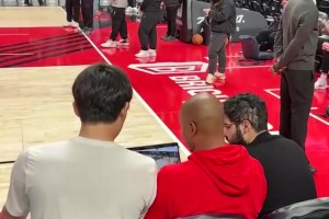 队记：杨瀚森在上场热身前，独自和教练组一起看录像、交流细节