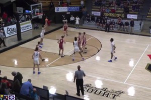 球迷实拍杨瀚森在替补席观看NBA视频配文：鼓掌慢了半拍😅