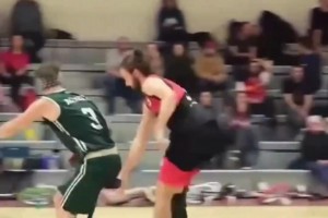 周鹏妻子带儿子到场观赛：“儿子说不定是来看赵睿的”...