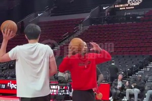 今天迎战联盟第一的雷霆！杨瀚森赛前和助教练习篮下卡位，以及抢板终结得分！