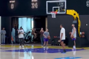 又玩新花样？东契奇多次尝试将球踢进篮筐，可惜差的有点多！