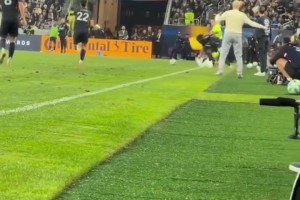 废人动作😡！美职联这踢得还以为是橄榄球呢