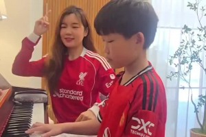 曼联球迷弟弟贴脸开大！当利物浦姐姐面弹曼联队歌😂