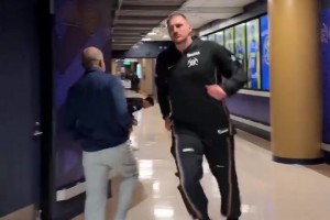 约老师这赛前跑步的样子，一点不像个会打篮球的啊