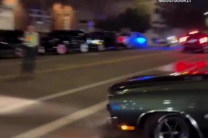 吧友来看看这是什么豪车？布克赛后驾驶坐骑离开球馆