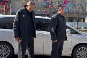 来看看三位大哥在路边等谁？老朋友又相聚啦！